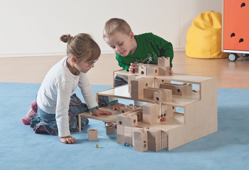 Bau- und Spielstufen mit Spiegel